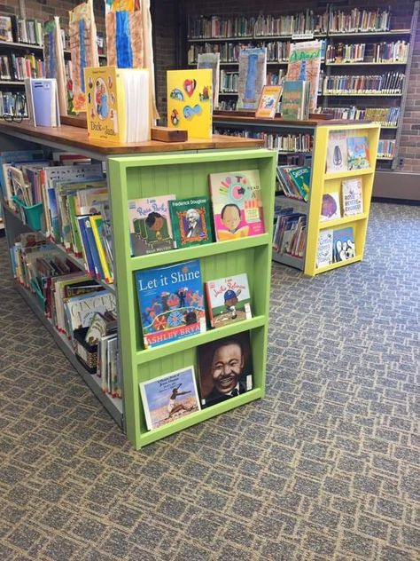 Small Library Organization, School Library Reading Corner, Elementary Library Layout, Media Center Decor Ideas, School Library Makeover, School Library Shelf Decor, Elementary Library Design, School Library Set Up, Elementary Library Set Up