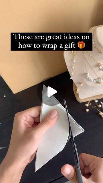 Blanket Packing Ideas For Gift, How To Rap Clothes Gift, Jewellery Gift Wrapping Ideas, Cute Diy Gifts With Paper, Canvas Wrapping Ideas, Product Packaging Ideas Creative, How To Wrap A Small Box Gift, Anniversary Wrapping Ideas, How To Wrap Uneven Gifts