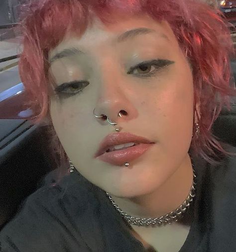 Piercings Aesthetic Ear, Unique Piercings Face, Piercings Aesthetic Grunge, Dainty Face Piercings, Aesthetic Ear Piercings, Cute Facial Piercings, Aesthetic Ear Piercing, Ear Piercing Aesthetic, Ear Piercings Aesthetic