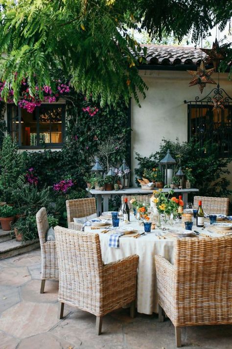 Romanticize Your Dinner Party—These Summer Tablescapes Are All the Inspo You Need Nancy Meyers Outdoor Patio, Nancy Meyers Patio, Nancy Meyers Backyard Aesthetic, Nancy Meyers Outdoor, El Fresco Dining, Rooms And Gardens Santa Barbara, Nancy Meyers Garden, Nancy Meyers Aesthetic Outdoor, Nancy Meyers Backyard