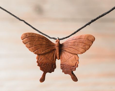 Small Wood Carving, Wood Carving Projects, Wood Jewelry Diy, Wooden Jewelery, Dremel Crafts, Wood Leaf, Carving Projects, Wood Butterfly, Wood Jewelery