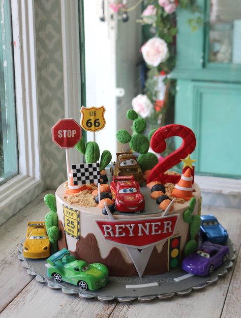 Disney Cars Cake Buttercream, Disney Cars Theme Cake, Pixar Cars Cupcakes, Car Cakes For Boys Birthday For Kids, Cars Disney Cake, Car Cakes For Boys, Cars Cake Design, Disney Cars Theme, Disney Cars Cake