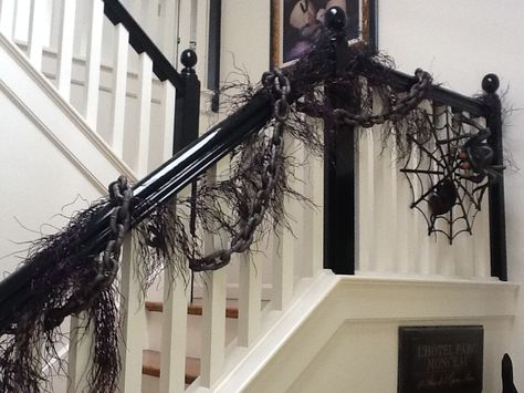 Spooky Halloween Home decor: Black webby garland and spiders on the railing! Halloween Banister, Casa Halloween, Easy Halloween Decorations, Diy Halloween Decor, Stair Decor, Scary Halloween Decorations, Halloween Diy Crafts, Easy Diy Halloween, Halloween Decorations Indoor