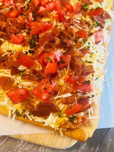 BLT Crescent Roll Pizza - Cooks Well With Others Crescent Pizza, Blt Pizza, Summer Party Appetizers, Crescent Roll Appetizers, Cold Appetizer, Puff Pastry Pizza, Crescent Roll Pizza, Cream Cheese Crescent Rolls, Fast Dinner Recipes