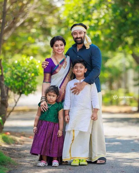 Sneha Family Photos, Sneha Prasanna Saree Latest, Traditional Family Photoshoot Indian, Sneha Saree Photos, Onam Photoshoot Ideas Family, Sneha Prasanna Saree, Indian Family Photography, Family Matching Outfits Indian, Onam Photoshoot Ideas