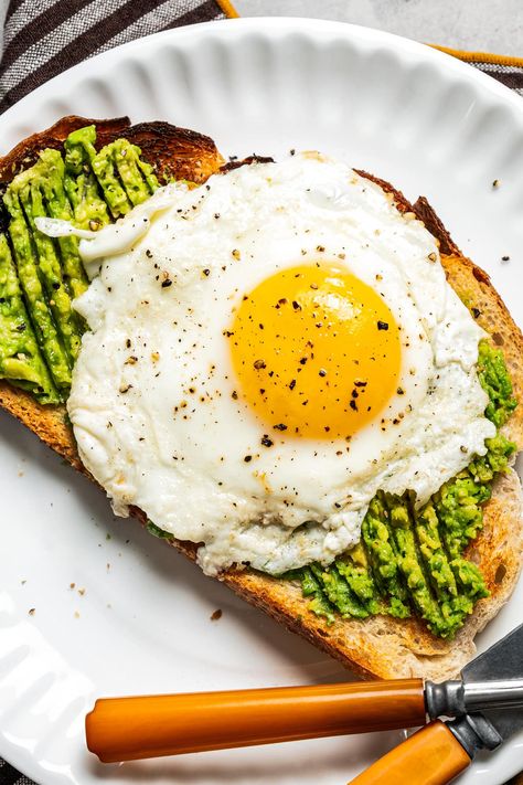 Avocado Toast Recipe with Egg Egg Sunny Side Up, Sunny Side Up, Easy Avocado Toast, Simple Avocado Toast, Sunny Side Up Eggs, Avocado Toast Egg, Fruit Salad Easy, Avocado Toast Recipe, Breakfast Choices