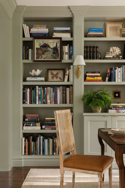 Room With Bookshelves, Green Bookshelves, Painted Built Ins, Bookshelf Styling, Wall Bookshelves, Up House, Built In Bookcase, Built In Shelves, Classic Interior