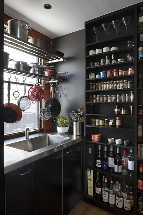 Open Kitchen Shelves, Inspirational Photos, Rental Decorating, Chefs Kitchen, Modern Kitchens, Apartment Kitchen, Open Kitchen, Spice Rack, Furniture Arrangement