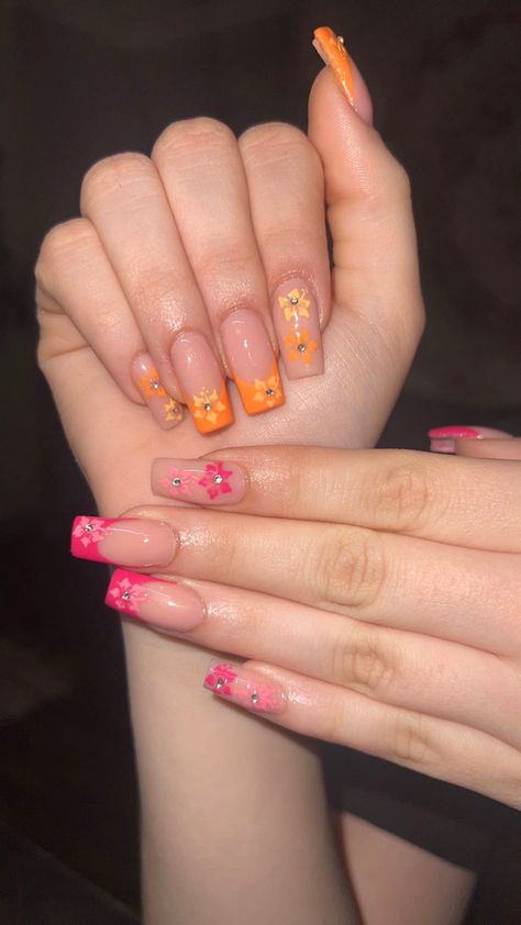 Pink Orange Nails Design, Orange N Pink Nails, Ombré Hibiscus Nails, Summer Nail Orange, Tropical Orange Nails, 2000s Hibiscus Nails, Summer Acrylic Nails Orange And Pink, Pink And Orange Hibiscus Nails, Acrylic Nails Coffin Short Pink