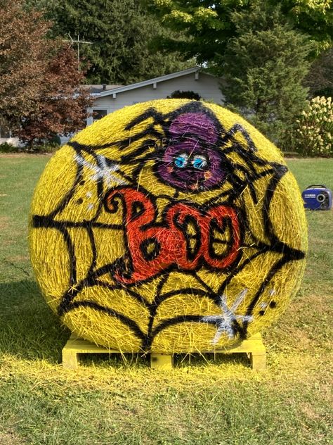 Hay Halloween Decorations, Painted Hay Bales Fall, Halloween Hay Bale, Decorated Hay Bales, Hay Bale Painting, Hay Bale Fall, Painted Hay Bales, Hay Bale Decor, Bail Of Hay