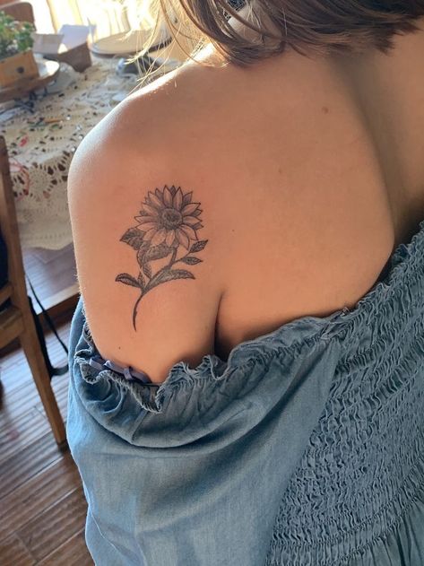 @annahendersxn ✨ Tattoos For Women On Thigh, Family First Tattoo, Shape Tattoo, Sunflower Tattoos, Inspiration Tattoos, E Tattoo, Sunflower Tattoo Design, Arm Tattoos For Women, Subtle Tattoos