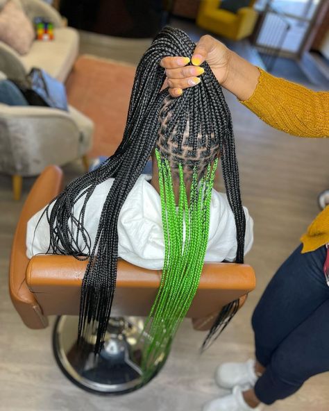 Green Skunk Stripe Braids, Box Braids Peak A Boo, Green And Black Peekaboo Knotless Braids, Green And Black Hair Braids, Knotless Peak A Boo, Peekaboo Box Braids Green, Peak A Boo Braids Black Women, Peak Boo Braids, Braids Peak A Boo