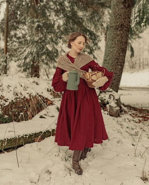 Christmas Cottagecore Outfit, Victorian Christmas Outfit, Cottagecore Christmas Outfit, Victorian Winter Fashion, Crone Fashion, Winter Cottagecore Outfit, Cottagecore Winter Outfits, Yule Aesthetic, Cottage Dresses