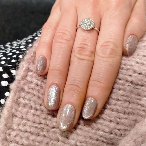 Trendy Nails Cat Eye, Short Gel Nails Cateye, Beige Cateye Nails, Holiday Cateye Nails, Halo Cat Eye Nails, Taupe Cat Eye Nails, Cream Cat Eye Nails, White Cateye Nailart, Tan Cat Eye Nails