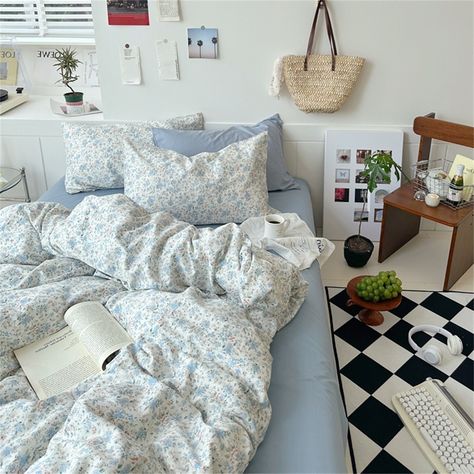 Pink Coastal Bedroom Aesthetic, Bedroom Aesthetic Cozy Blue, Blue Flower Bedding, Dorm Room Bedding Ideas, Bedroom Inspo Blue, Blue Floral Sheets, Dorm Bedding Ideas, Duvet Ideas, Blue Floral Bedroom