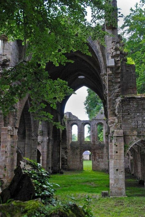 Eerie Places, Medieval Aesthetic, Beautiful Ruins, Gothic Garden, Vintage French Country, Medieval World, Interesting Buildings, Castle Ruins, England And Scotland