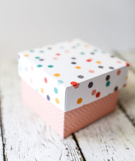 Make your own beautiful gift boxes out of colorful cardstock with this tutorial. Cardstock Projects, Homemade Gift Boxes, Diy Gift Box Template, Diy Boxes, Diy Packaging, Cardstock Crafts, Wallpaper Crafts, Folding Origami, Gift Box Design