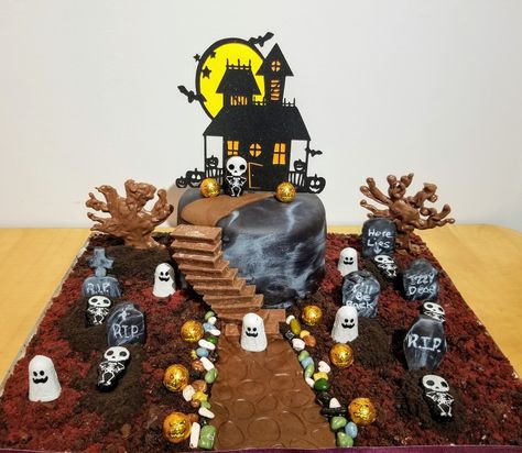 Witch Cakes, Graveyard Cake, Haunted House Cake, Witch Cake, Halloween Haunted House, Halloween Haunted Houses, Halloween 2019, Family Birthdays, Cake Cake