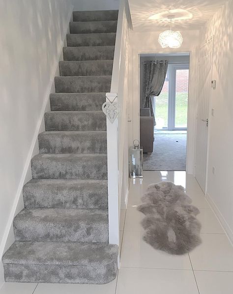 Grey And White Hallway Ideas, Grey And White Hallway, White Hallway Ideas, Bedroom Style Ideas, Modern Sofa Design, Styling Bedroom, Sofa Design Ideas, House Renovation Design, White House Interior