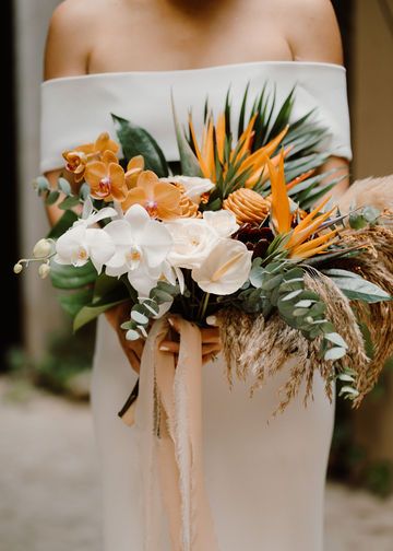 Palm Fronds Wedding Decor, Tropical Wildflower Bouquet, Tropical Boho Bouquet, Subtle Tropical Wedding, Tropical Boho Wedding Decor, Tropical Wedding Photos, Neutral Tropical Wedding, Orange Tropical Wedding, Tropical Wedding Colors