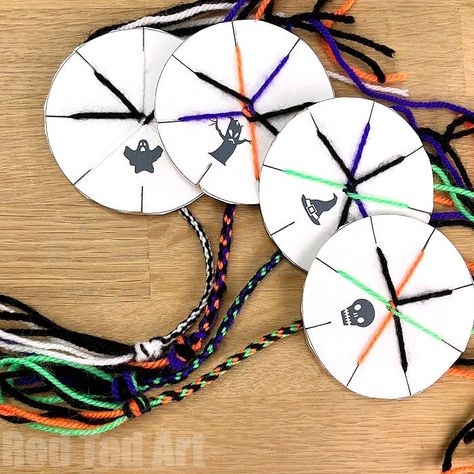 Halloween Friendship Bracelets with cardboard disc. How to make a friendship bracelet for Halloween. Non Candy Halloween Gift Printable Cards & Gift idea Bracelet Ideas Halloween, Halloween Bracelet Diy, Yarn Friendship Bracelets, Friendship Bracelet Ideas, Bracelet Template, Fun Halloween Activities, Red Ted Art, Friendship Bracelets Easy, Kumihimo Patterns