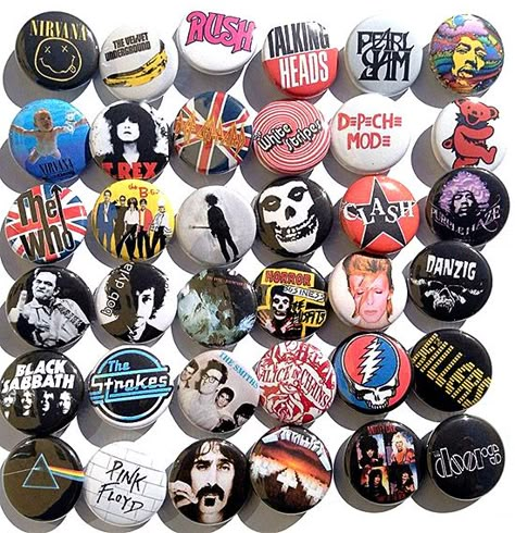 Band Merch Ideas, Retro Buttons, Punk Patches, Punk Pins, Backpack Outfit, 80s Jacket, Grunge Music, Bag Pins, Diy Pins