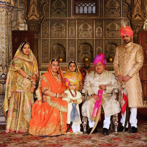 Royal Family of Karauli, as photographed by Ari Rossner. Royal Family Indian, Indian Royal Family, Rajasthani Bride, Rajasthani Dress, Royal Family Pictures, Royal Indian, Royal Portraits, Indian Family, Family Pic