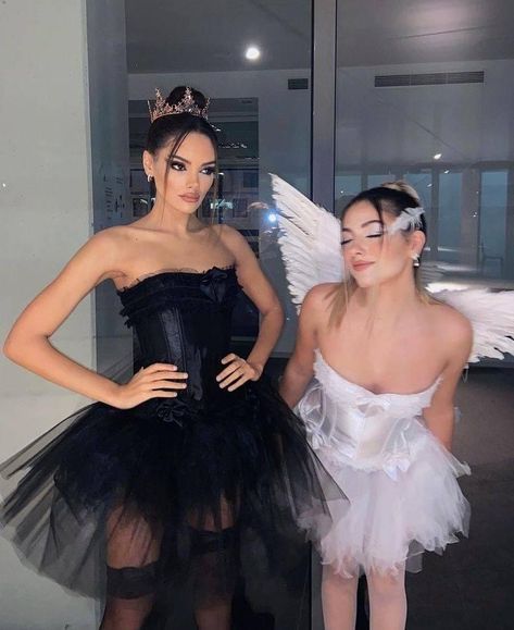 Costume Halloween Duo, Halloween Costume Photoshoot, Black Swan Costume, Halloween Duos, Bff Halloween Costumes, Best Friend Halloween Costumes, Hot Halloween Outfits, Pretty Halloween Costumes, Duo Halloween Costumes