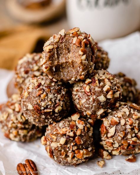 No Bake Pecan Pie Energy Balls | These easy and delicious paleo pecan pie energy balls are the perfect pre workout and afternoon-pick-me-up snacks to have in hand. They are caramely, smooth and tastes just like pecan pie truffle. You won’t believe these pecan pie energy bites are vegan, paleo, gluten free and can also be made keto with some substitutions. They are definitely kid-friendly this fall season. | #pecanpie #nobakedessert #energyballs #vegandessert No Bake Pecan Pie, Paleo Pecan Pie, Pecan Bites, Healthy Chocolate Banana, Preworkout Snack, Soy Free Vegan, Pumpkin Scones, Healthy Carbs, Pecan Pie Recipe