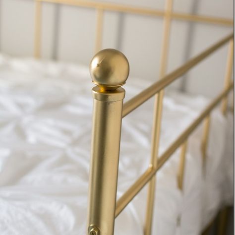 You can easily change the look of a bed frame with spray paint. This daybed was originally black metal. But I wanted a gold bed frame. So I gave it a coat of gold spray paint ... Diy Bed Frames, Painted Iron Beds, Gold Bed Frame, Bed Spray, Best Spray Paint, Brass Bed Frame, How To Spray Paint, Wrought Iron Bed, Painted Beds