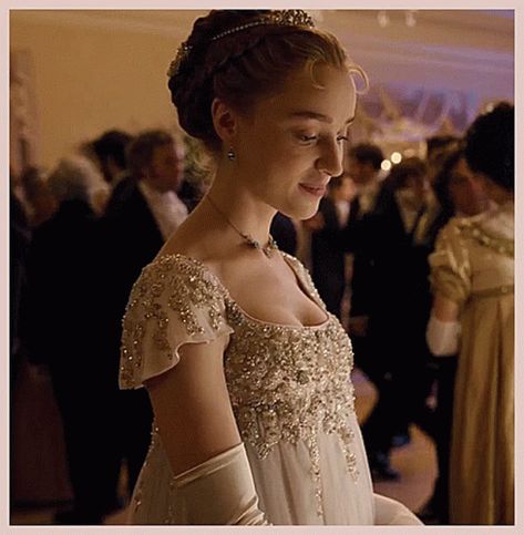 Bridgerton Daphne Bridgerton GIF - Bridgerton DaphneBridgerton PhoebeDynevor - Discover & Share GIFs Bridgerton Gown, Bridgerton Gif, Bridgerton Outfits, Bridgerton Daphne, Prom Images, Bridgerton Dresses, Regency Aesthetic, Daphne Bridgerton, Bridgerton Aesthetic