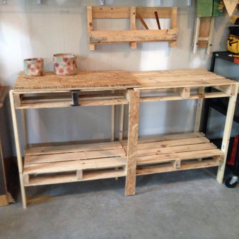 Pallet Workbench Pallet Workbench Ideas, Diy Pallet Workbench, Pallet Work Table, Work Bench From Pallets, Pallet Rack Workbench, Wood Pallet Work Bench, Pallet Workshop, Pallet Workbench, Pallet Work Bench