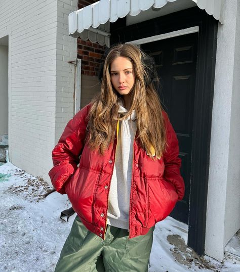 2023 💅🏻💋 | Instagram Red Bag Outfit, Outer Outfit, Puffer Outfit, Parisienne Style, Red Puffer, Winter Fits, Dream Clothes, Winter Looks, Fall Winter Outfits