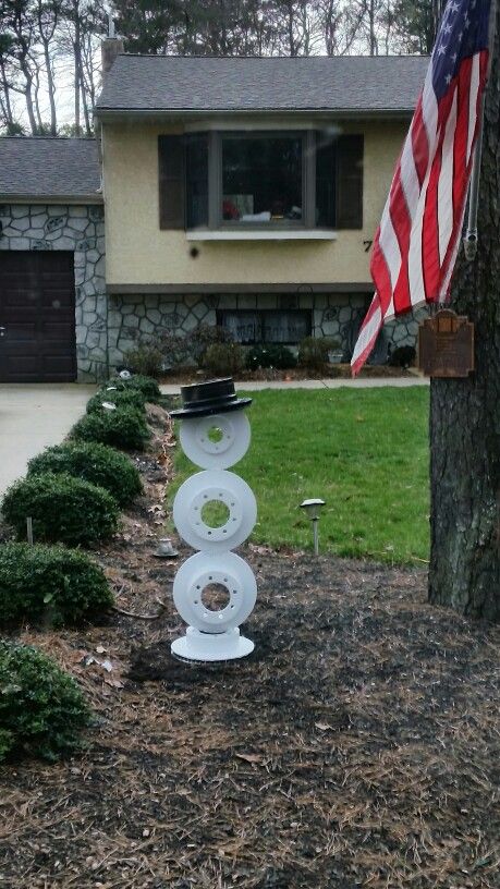 My rotor snowman. Welded then painted Christmas Metal Yard Art, Christmas Welding Art, Welded Snowman, Blacksmith Sculpture, Metal Snowman, Start Of Fall, Repurposed Metal, Welding Crafts, Welding Ideas