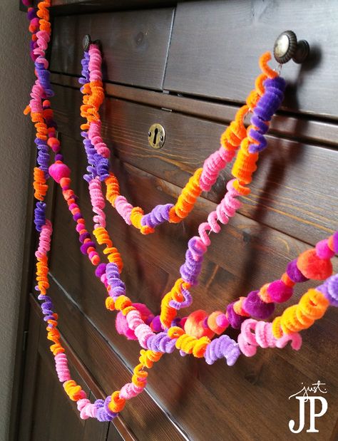 Pom-Pom-and-Chenille-Stem-Garlands-3 Kids Craft Party Ideas, Pipe Cleaner Garland, Diy Pom Pom Maker, Fun Crafts For Adults, Fun Party Decor, Diy Halloween Garland, Diy Garlands, Do It Yourself Decoration, Carving Pumpkins