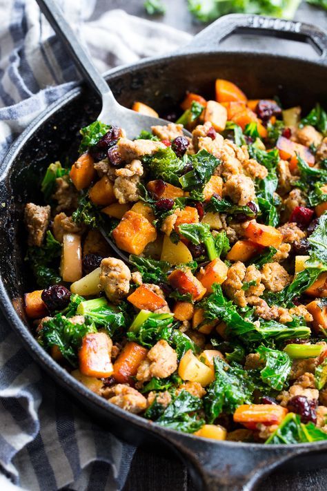 This sweet potato paleo breakfast hash is loaded with flavor, filling, nourishing, with the perfect sweet/savory balance. Pan fried sweet potatoes are cooked with seasoned ground meat, greens, apples and cranberries for a delicious Whole30 and Paleo breakfast without the eggs! Paleo Potatoes, Paleo Breakfast Ideas, Breakfast Ideas Without Eggs, Paleo Running Momma, Egg Free Breakfast, Paleo Pizza, Hash Recipe, Whole 30 Breakfast, Breakfast Hash