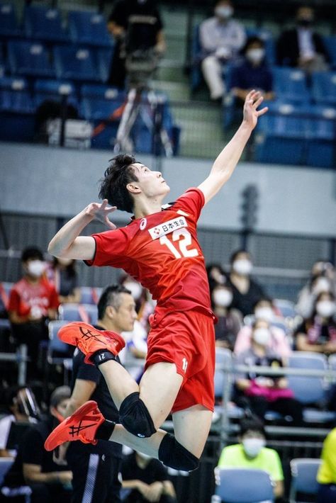 Ran Takahashi, Volleyball Photography, Japan Volleyball Team, Volleyball Poses, Best Poses, Volleyball Knee Pads, Mens Volleyball, Volleyball Pictures, Volleyball Player