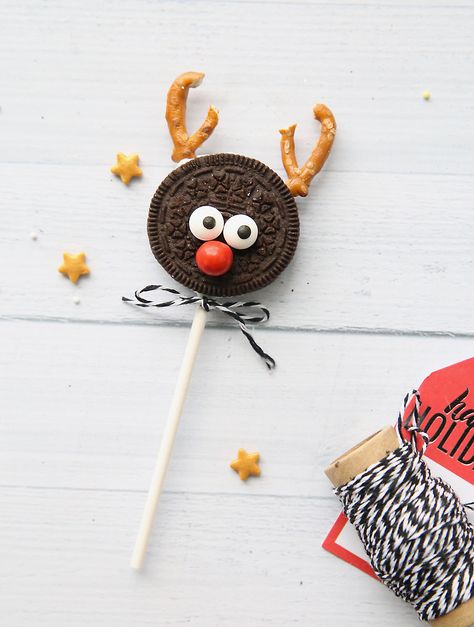 Christmas OREO pops are super cute and super easy! Fun Christmas treat to make with kids. #itsalwaysautumn #christmas #christmastreats #christmasoreopops Christmas Oreo Pops, Kids Christmas Treats, Christmas Oreo, Rudolph Crafts, Christmas Treats To Make, Grinch Cake, Christmas Treats For Gifts, Yummy Christmas Treats, Easy Christmas Treats