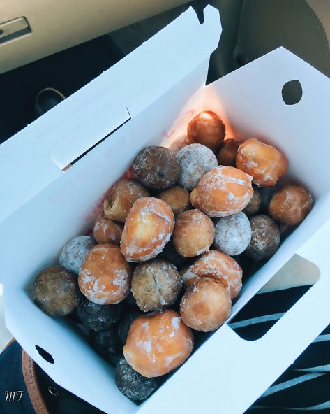 50 pieces of goodness ~  Munchkins :)  Dunkin' Donuts Junk Food Snacks, Food Babe, Food Therapy, Yummy Comfort Food, Food Drinks Dessert, Unhealthy Food, Food Snapchat, Food Obsession, Cafe Food