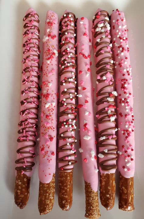 Valentines Cake Pops Ideas, Vday Chocolate Covered Strawberries, Bakesale Ideas, Easy Baby Shower, Quick Diy Gifts, Dipped Pretzels, Valentines Snacks, Valentines Baby Shower, Chocolate Dipped Pretzels