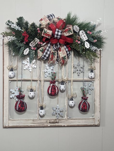 Christmas Decor Old Windows, Window Pane Christmas Ideas, Decorated Window Frames, Old Window Frame Christmas Ideas, Rustic Christmas Window Decor, Window Pane Christmas Decor, Christmas Window Pane Ideas, Christmas Window Frame Decor, Christmas Old Window Ideas