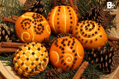 Quick and easy christmas crafts you can do with your kids! Oranges and Cloves Pomanders smell heavenly and make nice festive gifts for friends and family. Orange Pomanders, Yule Crafts, Navidad Natural, Pomander Balls, Orange Clove, Orange Christmas, Natural Christmas, Navidad Diy, Christmas Crafts For Gifts