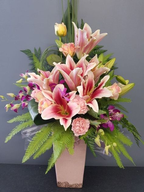 Tall Vase Arrangements, Flowers Arrangements Ideas, Tulip Arrangement, Grocery Store Flowers, Tall Flower Arrangements, Tulips Arrangement, Large Flower Arrangements, Flower Arrangement Designs, Artificial Floral Arrangements