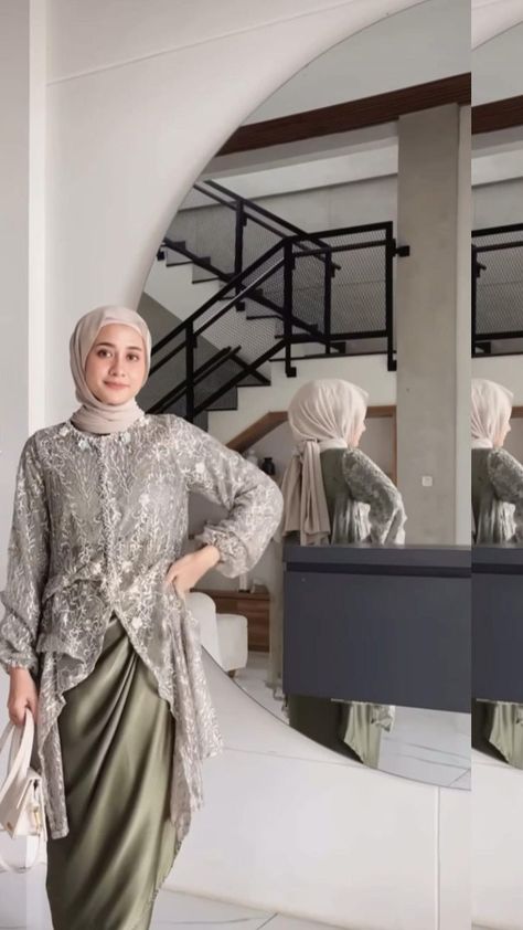 Kebaya Lamaran, Model Dress Kebaya, Dress Brokat Modern, Dress Muslim Modern, Braidsmaid Dresses, Kebaya Modern Dress, Kebaya Dress, Girls Dress Outfits, Dress Muslim