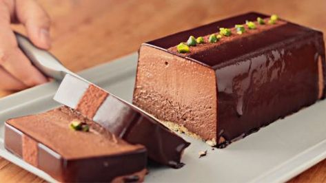 No-Bake Rich Chocolate Mousse Cake Recipe | DIY Joy Projects and Crafts Ideas No Bake Chocolate Mousse, Rich Chocolate Mousse, Chocolate Mousse Cake Recipe, Mousse Cake Recipe, Keto Cake, Chocolate Mousse Cake, Chocolate Glaze, Chocolate Dessert, Mousse Cake