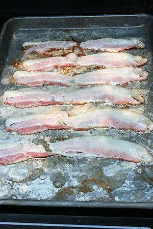 Bacon On The Grill How To Cook, How To Grill Bacon, Oven Fried Bacon, Grill Bacon, Grilled Bacon, Bacon In The Oven, Bacon On The Grill, How To Make Bacon, Easy Bacon