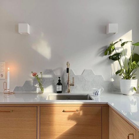 Silestone by Cosentino en Twitter: "Magic in this kitchen! ✨ The light, the wood, the tiles, and Silestone Desert Silver countertops create the perfect atmosphere. Credits: Malin´s Home Edit, Drømmekjøkkenet and Ballingslöv AB https://t.co/ZNL7TGnXLZ" / Twitter Silestone Desert Silver, Home Edit, Double Vanity, The Light, Bathroom Vanity, Countertops, Pendant Light, Villa, Ceiling Lights