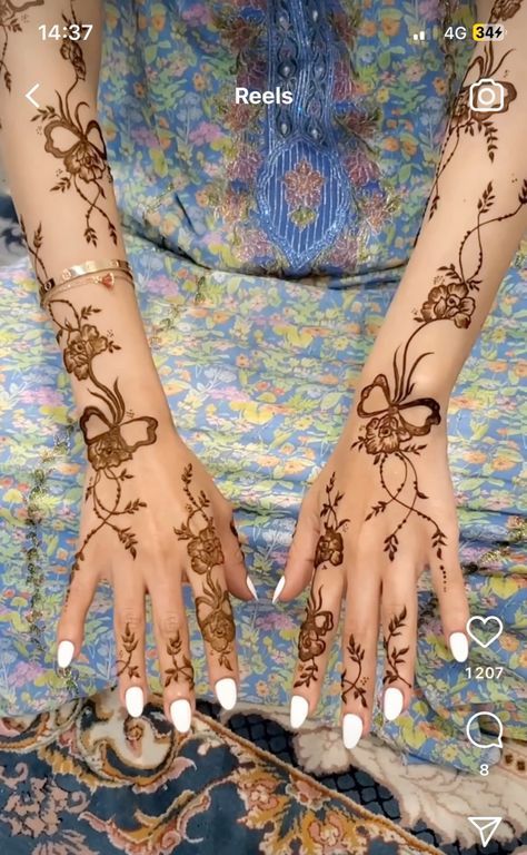 Coquette Mehndi Designs, Coquette Henna Design, Coquette Mehendi, Coquette Henna, Hanna Tattoos, Neck Henna, Pakistani Henna Designs, Girly Henna, Ramadan Henna