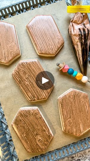 How To Make Royal Icing Look Like Wood, Royal Icing Wood Effect, Wood Cookies Decorated, Wood Grain Cookies Royal Icing Tutorial, Wood Grain Royal Icing Cookies, Frosted Cookies With Royal Icing, Royal Icing Techniques Cookie Decorating, Sunflower Cookies Royal Icing, Wood Grain Cookies