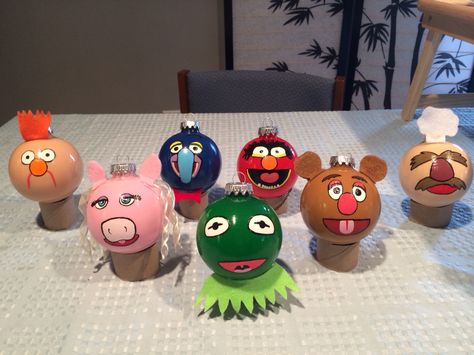 Muppet Ornaments Diy, Muppet Christmas Tree, Muppets Christmas, Muppets Party, Geek Christmas, Light Bulb Ornaments, Christmas Light Bulbs, Wooden Ornaments, Christmas Ornament Crafts